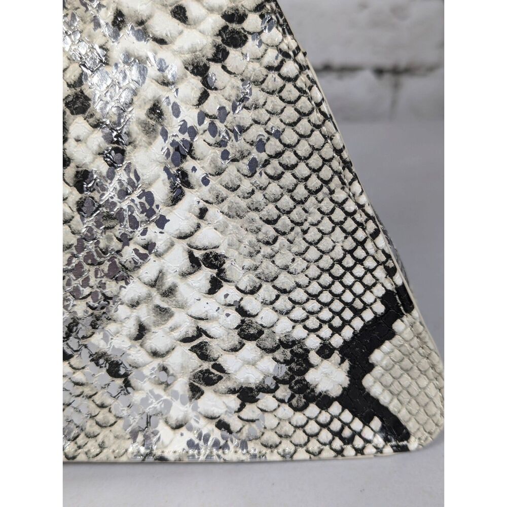 URBAN EXPRESSIONS Novelty Chic Faux-Reptile Triangle Bag Vegan NEW - Picture 3 of 6